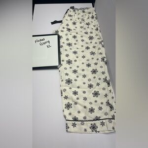 Faded Glory Black and White Snowflake Scarf